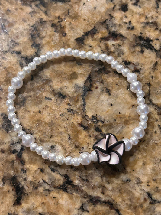 Pearly flower bracelet